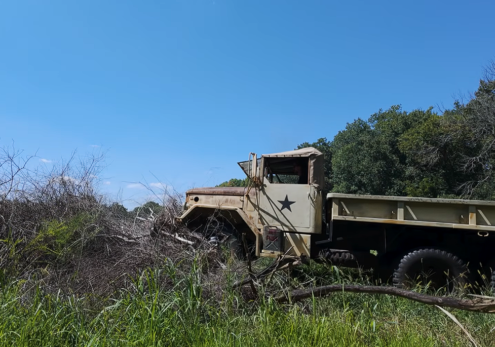 Вантажівка M35A2 з частково демонтованими гальмівними елементами
