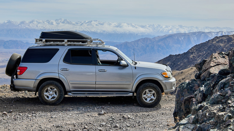 Toyota Sequoia припаркована в горах.
