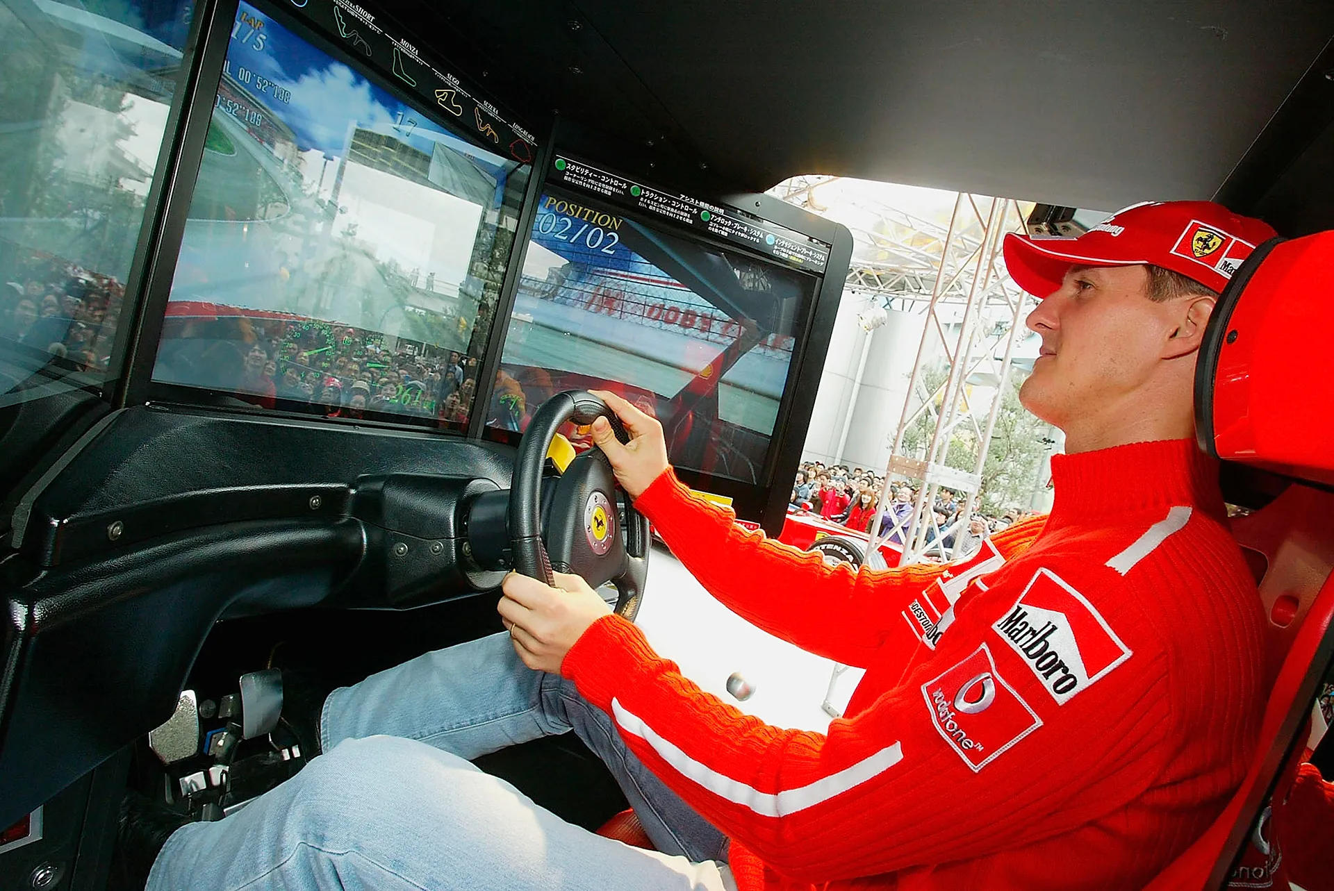 Міхаель Шумахер грає в аркадну гру Ferrari F355 Challenge у Німеччині у 2003 році