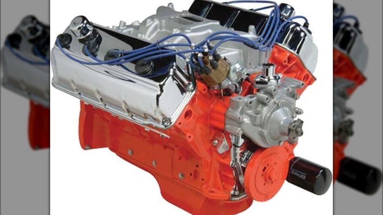 Новий двигун Mopar Gen II 426 Hemi, сфотографований на білому тлі.