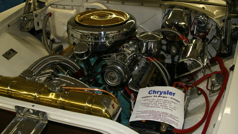 Двигун Chrysler 392 FirePower Hemi 1956 року в купе St.Regis, представлений на автомобільній виставці.