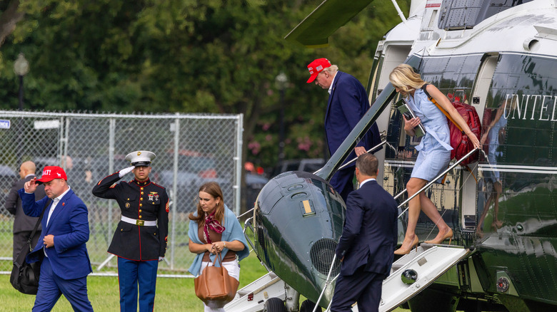 Трамп та його помічник спускаються з гелікоптера Повітряних Сил