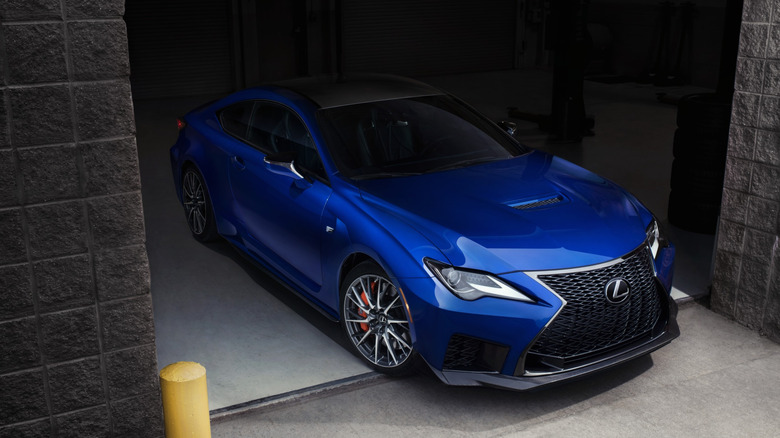 Вид зверху спереду на синій Lexus RC F 2021 року