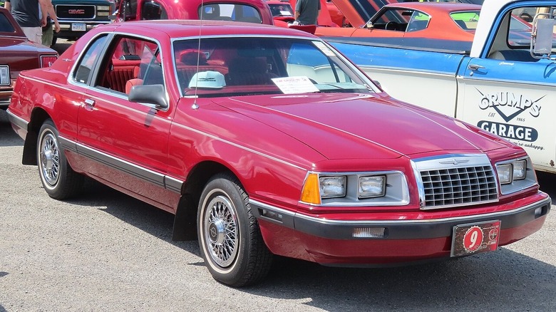 Червоний Ford Thunderbird 1983 року
