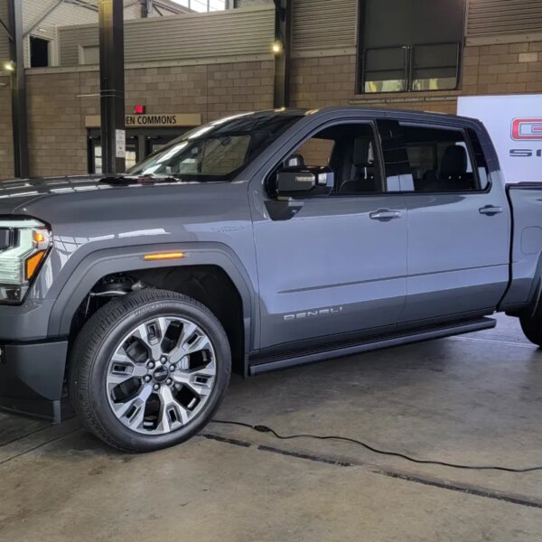 2027 GMC Sierra: люкс і позашляховість Denali Ultimate проти AT4X