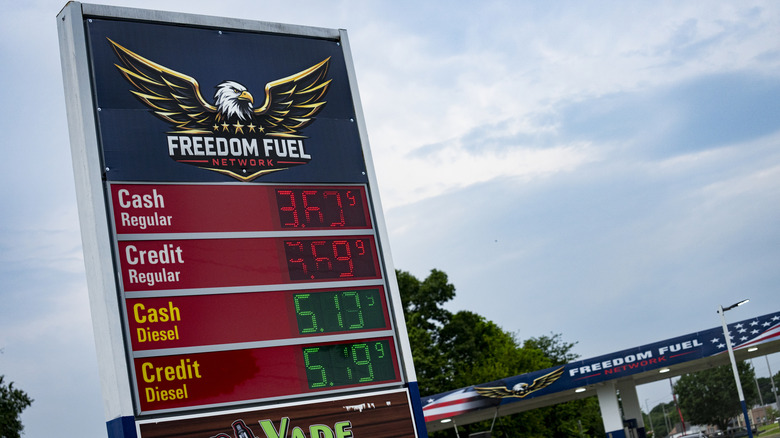 Ціновий знак Freedom Fuel Station з обычной бензином по $3.69.