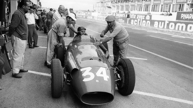 Хуан Мануель Фанхіо за кермом Maserati 250F на Гран-прі Франції в Реймсі, 6 липня 1958 року.