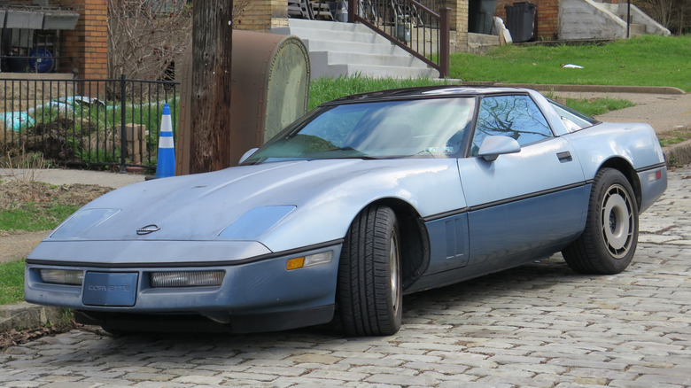 Фотографія світло-блакитного Chevrolet Corvette 1984 року в Піттсбурзі, Пенсільванія.