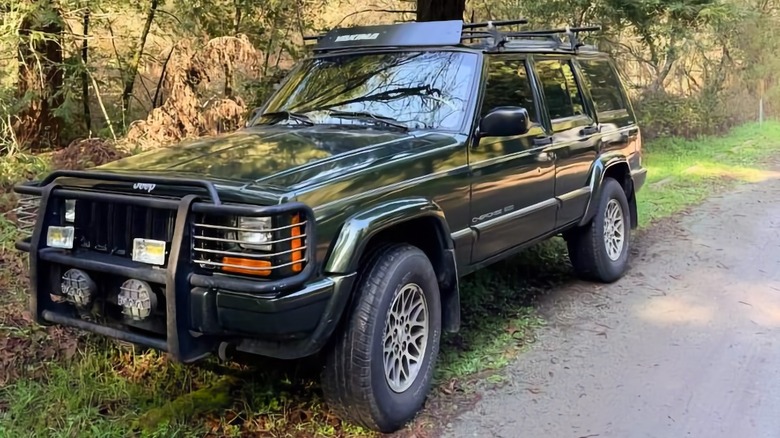 Jeep Cherokee Up-Country 1997 року, вид з трьох чвертей спереду