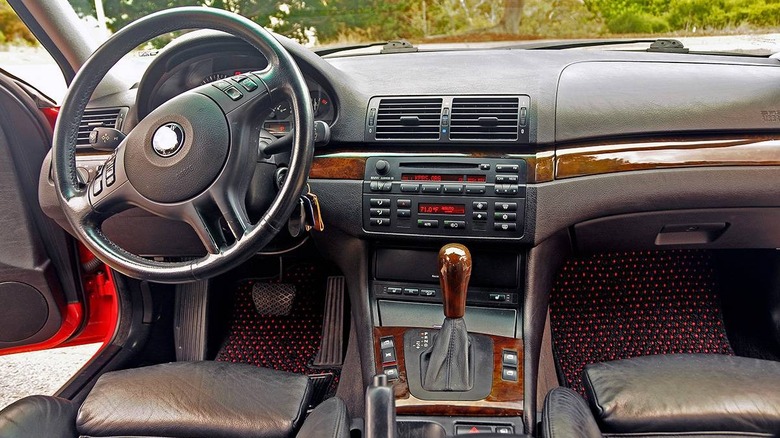 2004 BMW 325xiT панель приладів