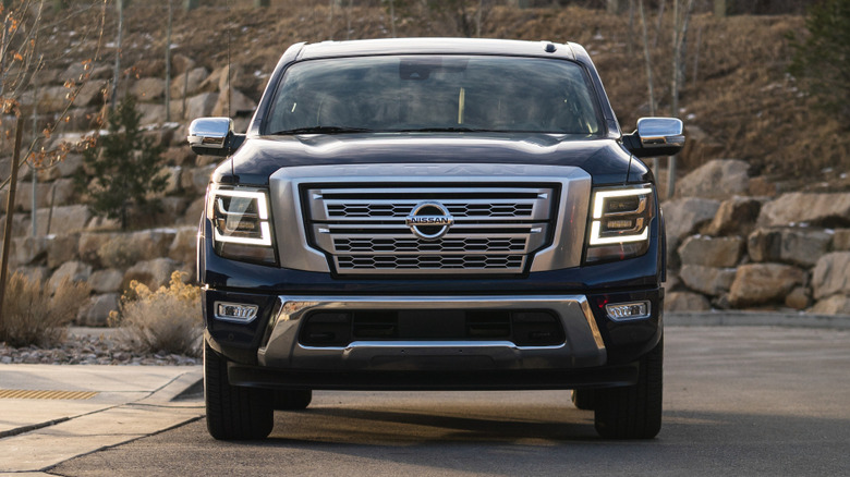 Передній вид синього Nissan Titan 2021 року на асфальті.