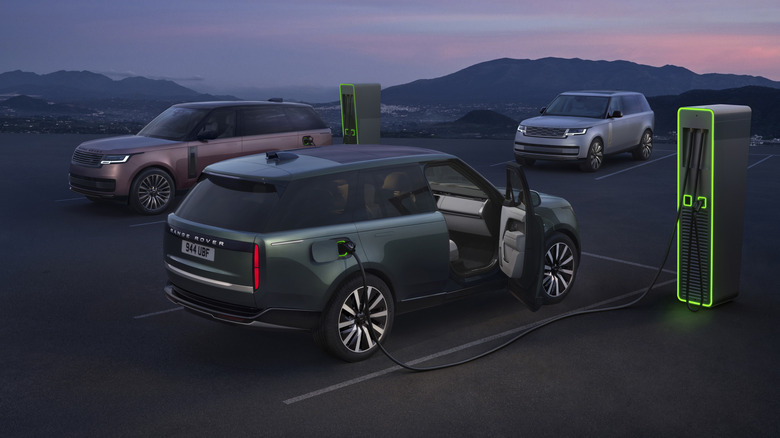 Три Range Rover Electric підключені до зарядки