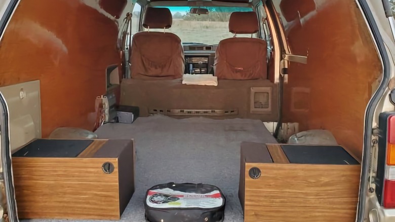Задня дверцята Toyota Van 1987 року