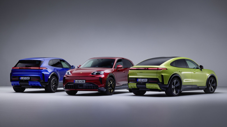 Три яскраво забарвлені 2027 Porsche Cayenne Electric