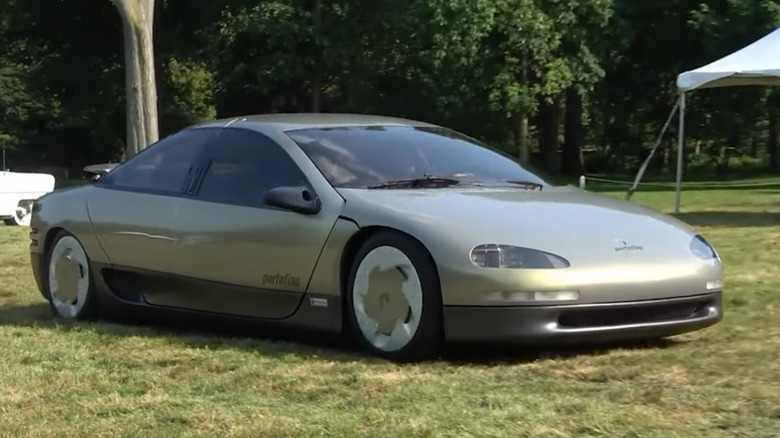 Концепт Chrysler Lamborghini Portofino 1987 року, припаркований на траві