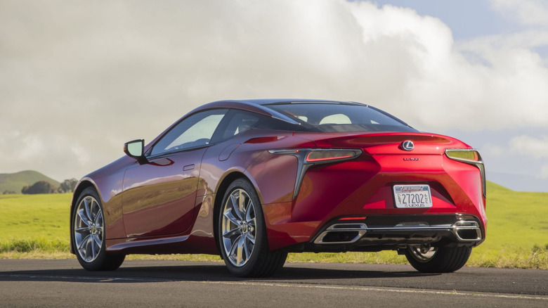 Задній вигляд червоного Lexus LC 500