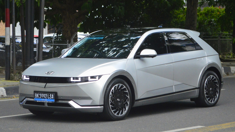 Hyundai Ioniq 5 на міській вулиці.