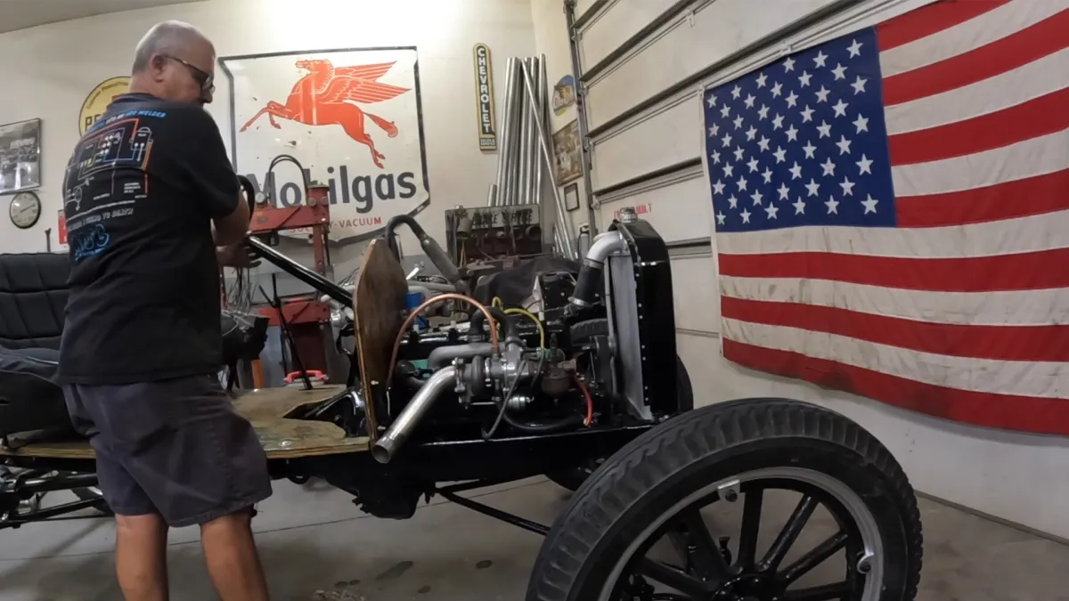 Ford Model T з турбонаддувом у гаражі