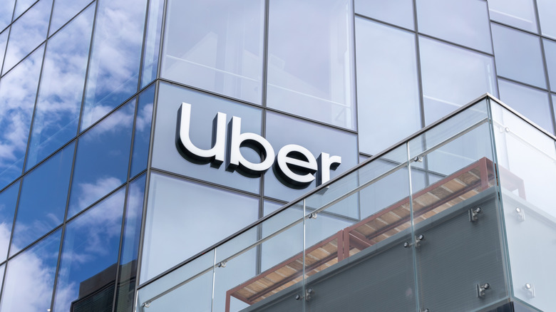 Знак Uber на його штаб-квартирі в Сан-Франциско, Каліфорнія, США – 6 червня 2023 року.