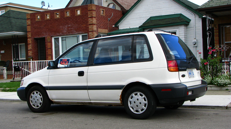 Білий Plymouth Colt Vista, припаркований на житловій вулиці
