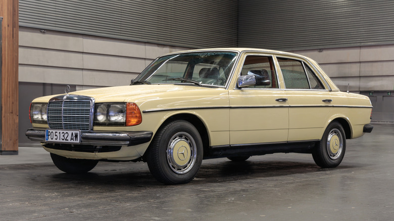 Mercedes-Benz 300D припаркований.