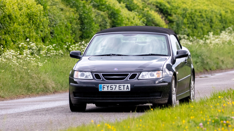 Чорний Saab 9-3 Linear Anniv TID 2007 року, 1910 куб. см, їде англійською сільською дорогою.