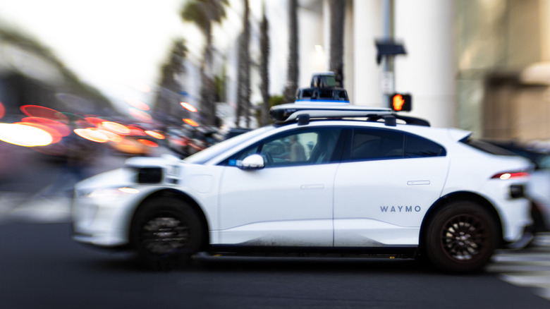 Таксі Waymo, що їде через перехрестя