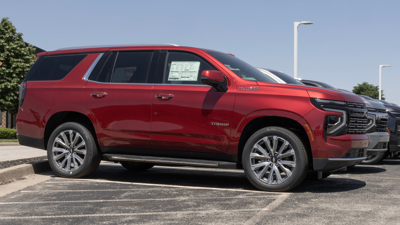 Червоний 2026 Chevrolet Tahoe на парковці дилерського центру
