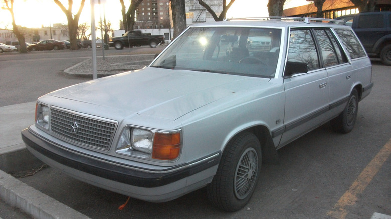 Сірий універсал Plymouth Reliant