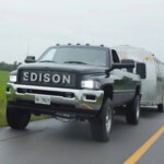Електропікап Edison підкорює 4-тонний трейлер Airstream без зусиль