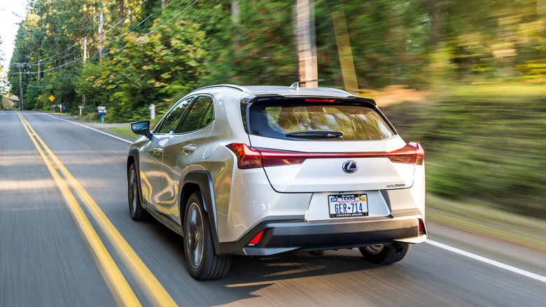 Динамічний задній знімок сріблястого Lexus UX250h