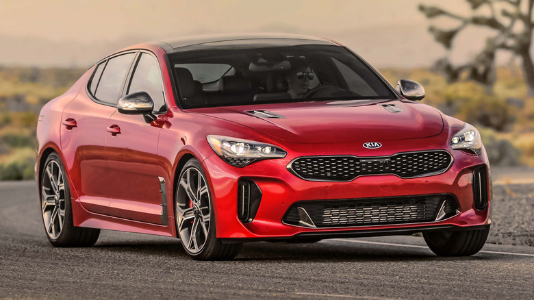 Червоний Kia Stinger 2021 на дорозі