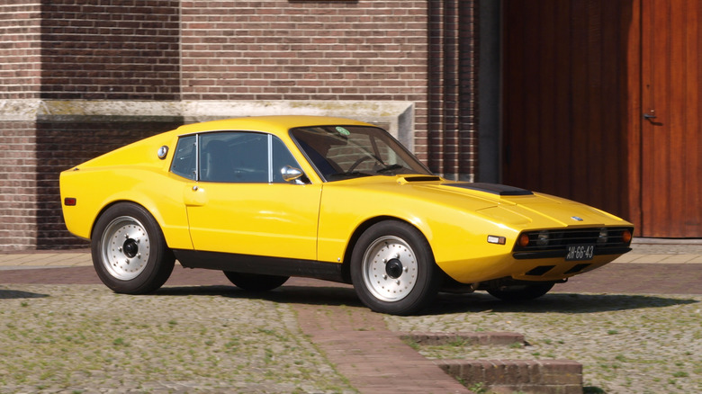 Жовтий Saab Sonett на тлі старої голландської будівлі.