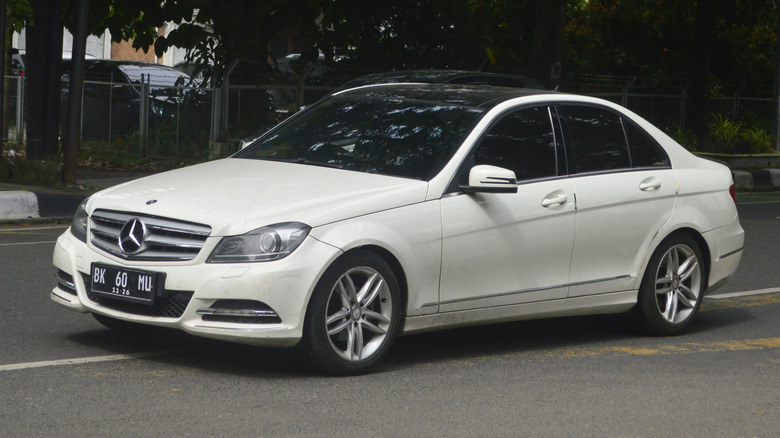 Білий Mercedes W204 на дорозі.