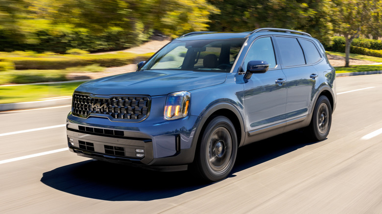 Синій Kia Telluride 2025 року в русі