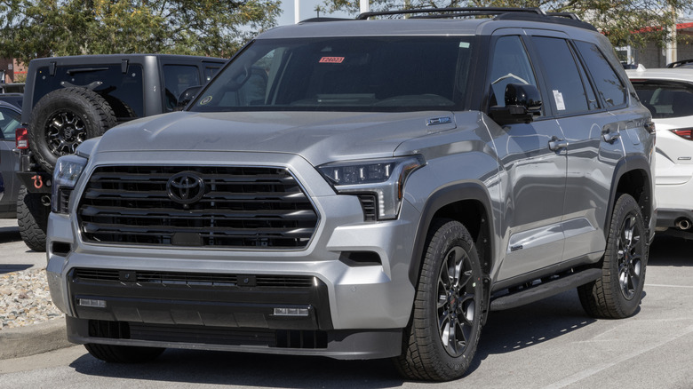 Передня ліва 3/4 частина сріблястого 2026 Toyota Sequoia на парковці
