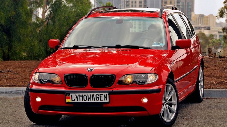 2004 BMW 325xiT передній вигляд