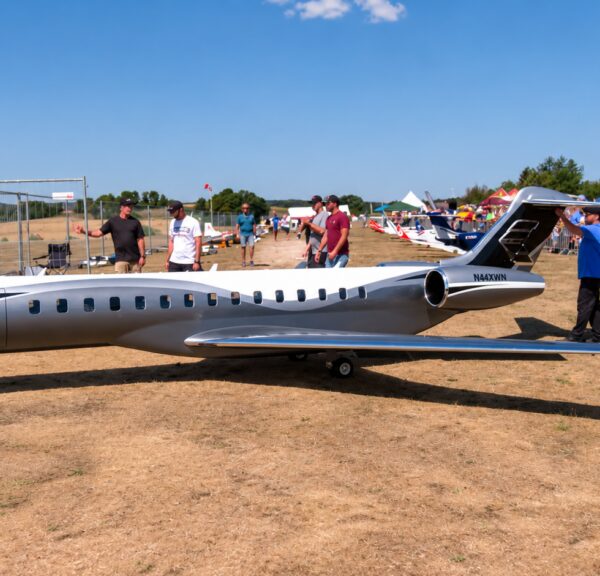 Гігантська копія Bombardier Global 7500 вагою 150 кг вражає досконалим польотом