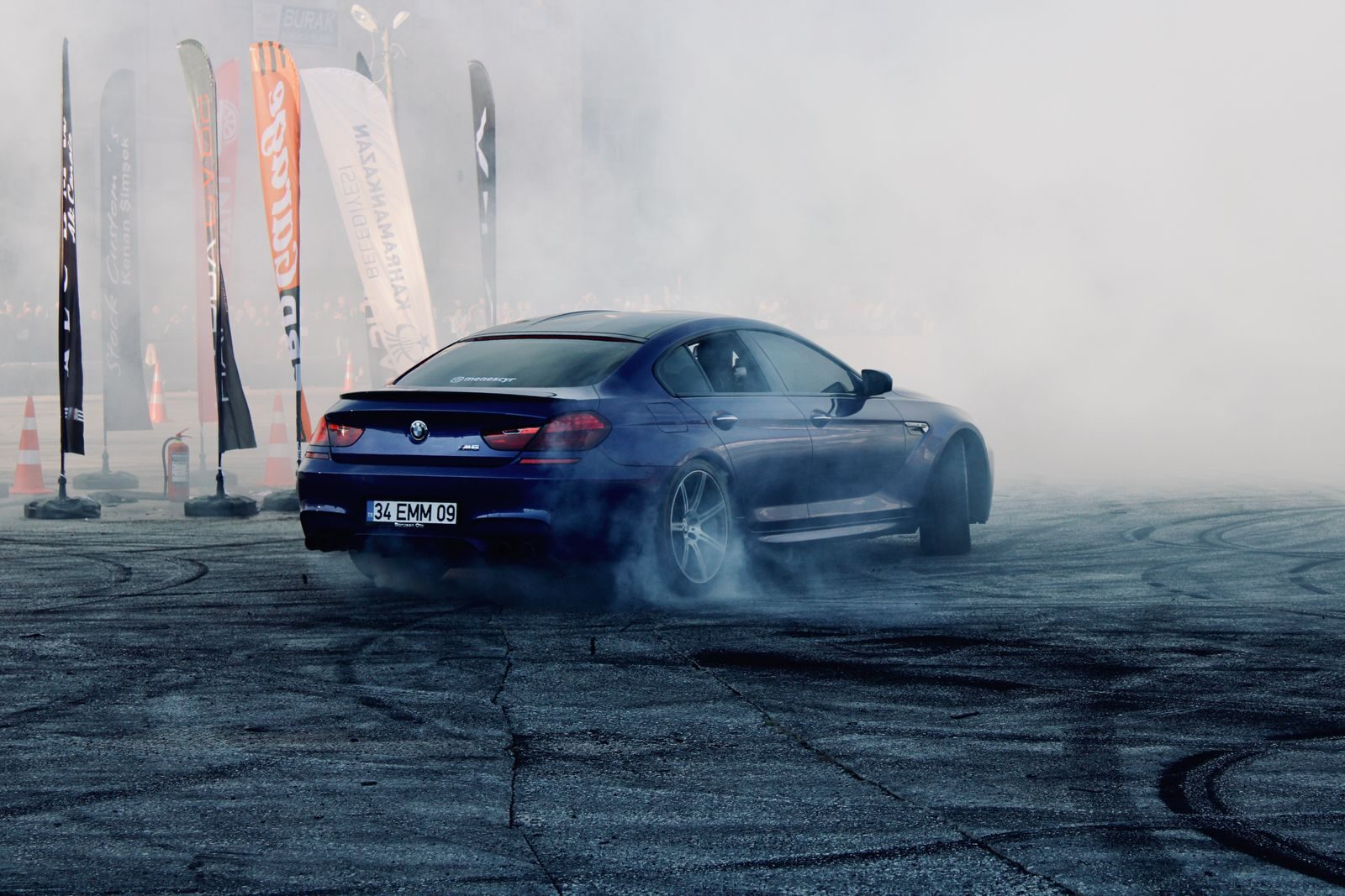 BMW M6, що дрифтує на автомобільному заході в Туреччині. Енергійна та захоплююча демонстрація.
