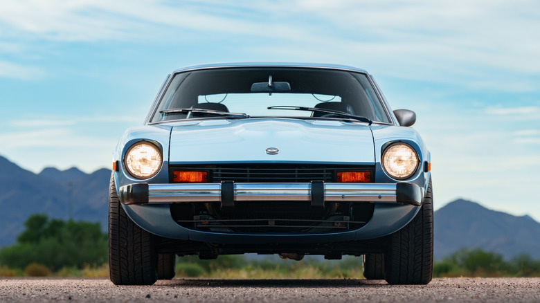 Фенікс, Аризона, США, 10 серпня 2024 року. Datsun 280z припаркований, видно передню частину автомобіля