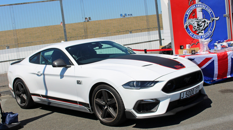 Передній правий ракурс 2021 Ford Mustang Mach 1