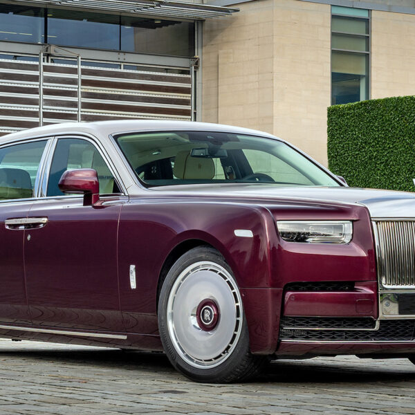 Rolls-Royce Phantom засяяв малюнком колібрі з перламутру