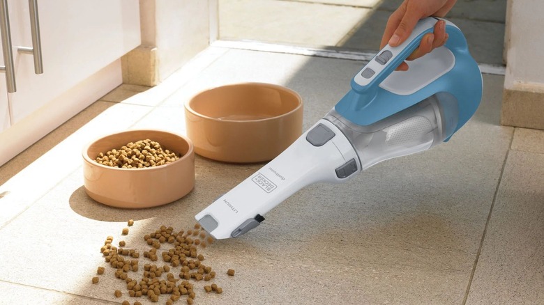 Бюджетний пилосос Black and Decker AdvancedClean збирає висушений корм для домашніх тварин.