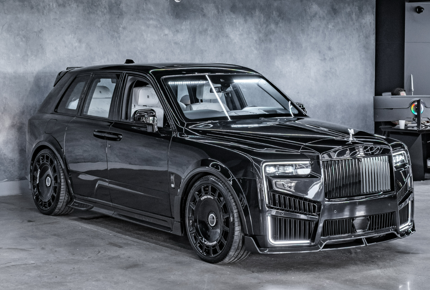 Деталі дизайну броньованого Rolls-Royce Cullinan