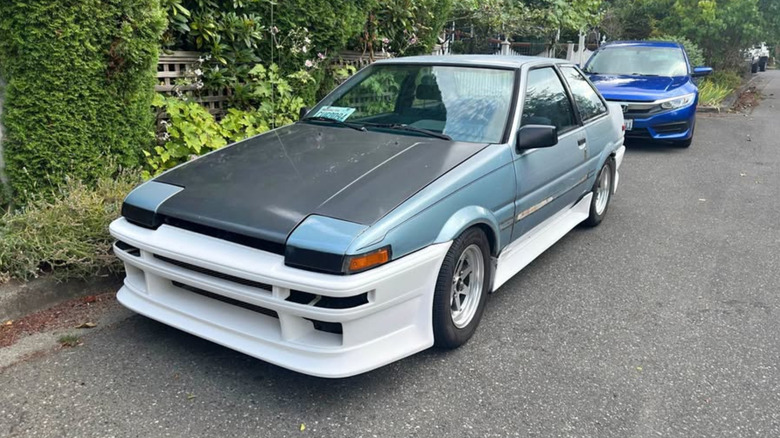 Синьо-білий AE86
