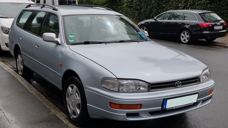 Сріблястий універсал Camry.