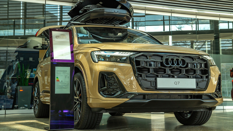 Жовтий Audi Q7 на виставці в дилерському центрі