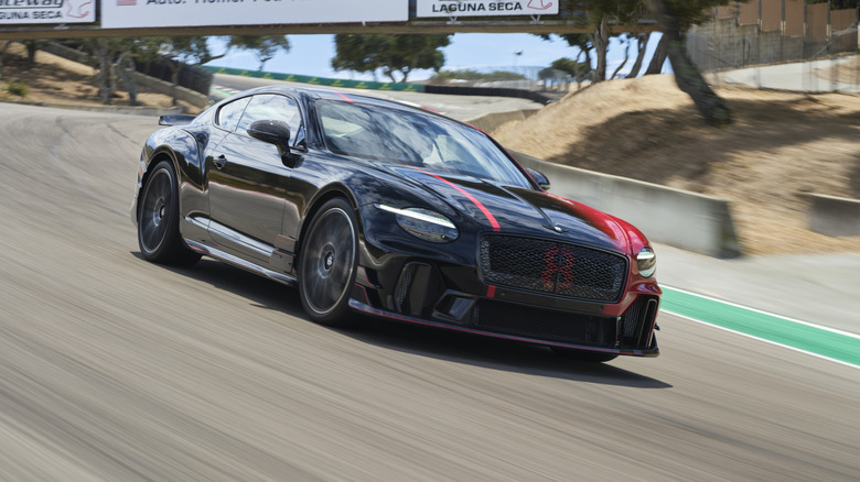 Передній вид червоного і чорного Bentley Supersports 2027 року