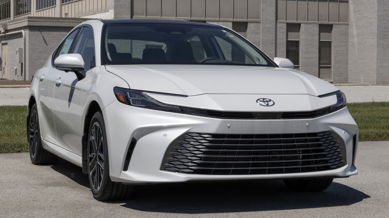 Toyota Camry 2026 року, припаркована перед будівлею.