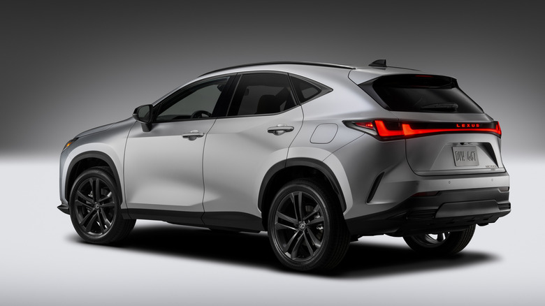 Задній тричетвертний вид сріблястого Lexus NX 2027 року.